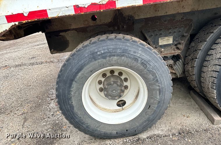 image for item EH4407 2014 Peterbilt 320 refuse truck