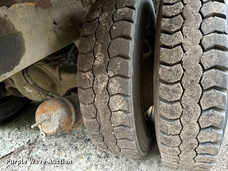 image for item EH4407 2014 Peterbilt 320 refuse truck