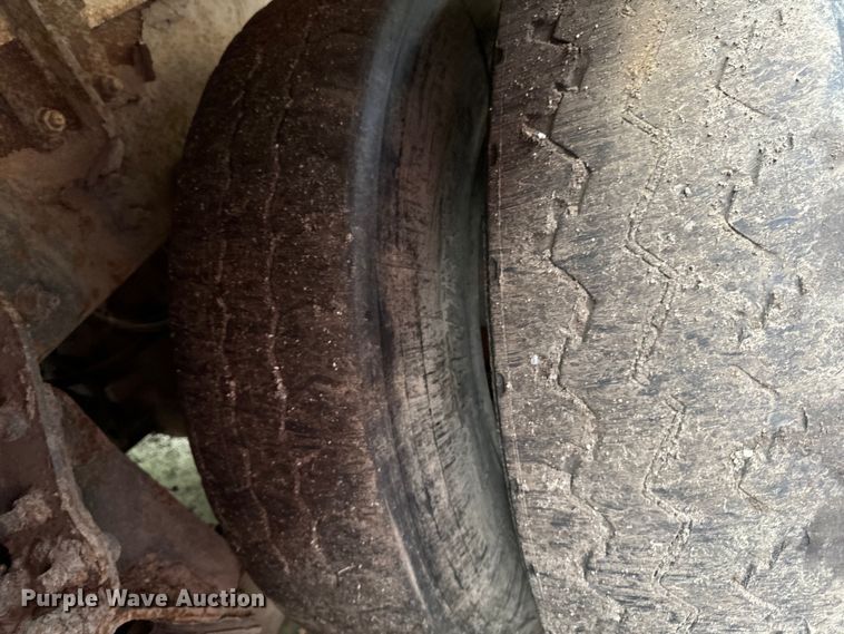 image for item EH4407 2014 Peterbilt 320 refuse truck