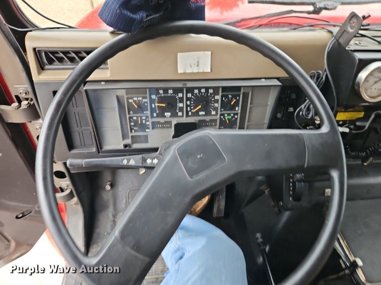 image for item EI3970 1993 International  4900 pumper fire truck