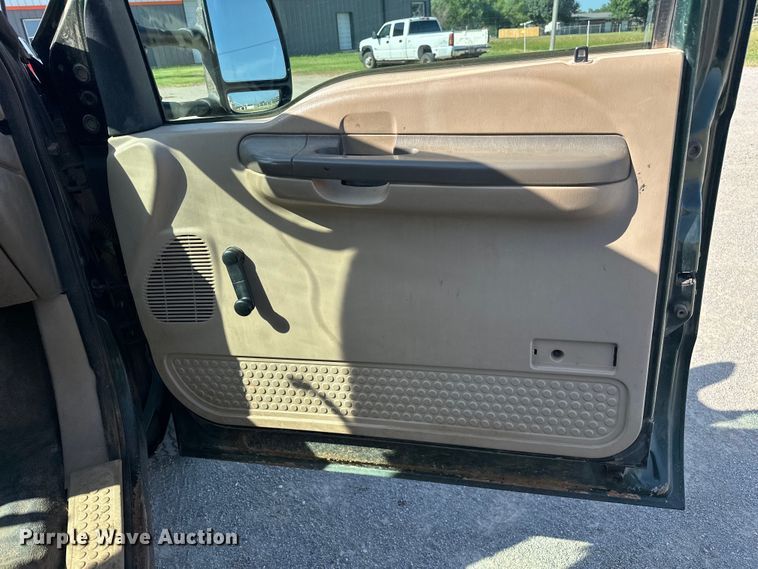 image for item EJ4471 2000 Ford F250 Super Duty SuperCab flatbed pickup truck