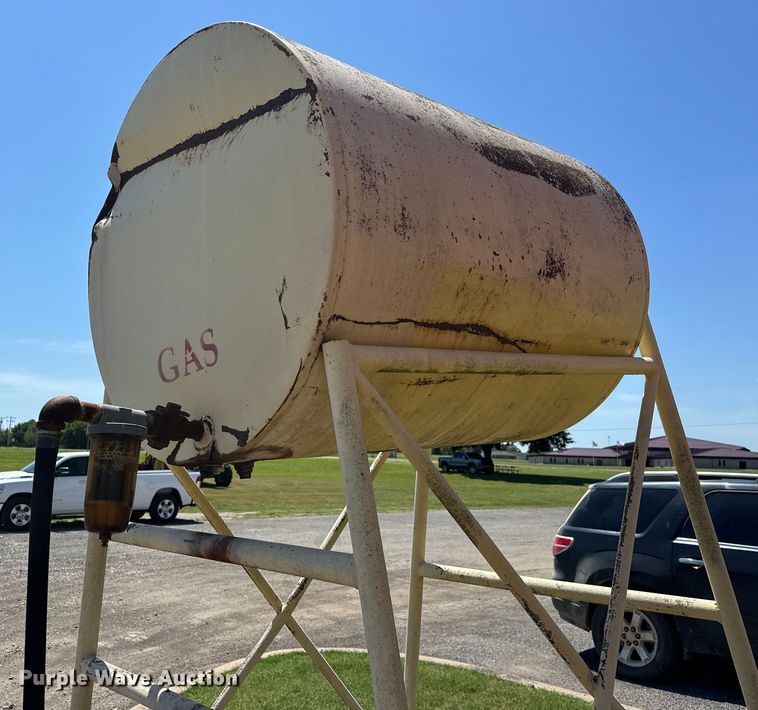 image for item EJ8861 (2) fuel tanks