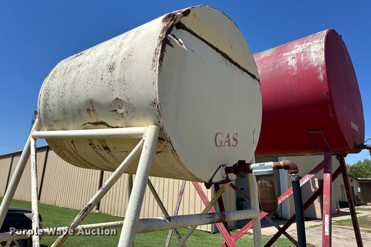 image for item EJ8861 (2) fuel tanks