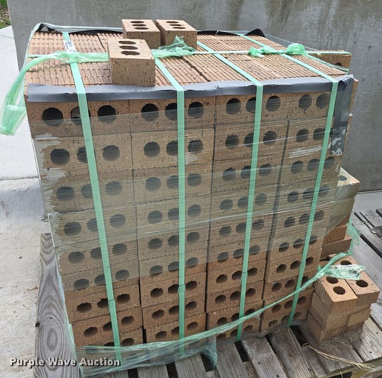image for item EK6333 Approximately 1,600 bricks