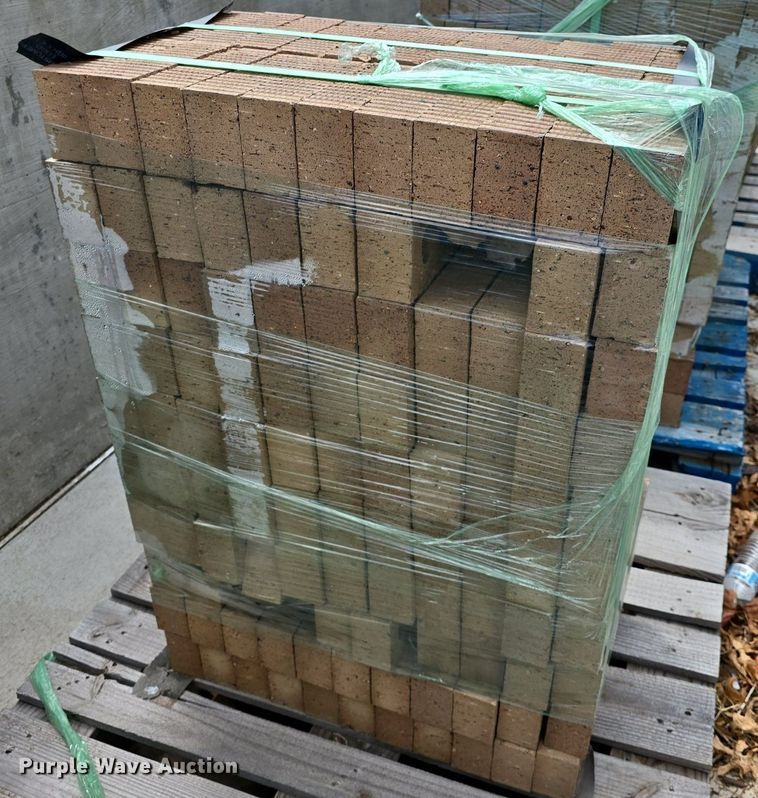 image for item EK6333 Approximately 1,600 bricks