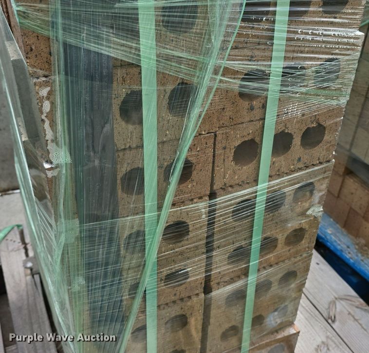 image for item EK6333 Approximately 1,600 bricks