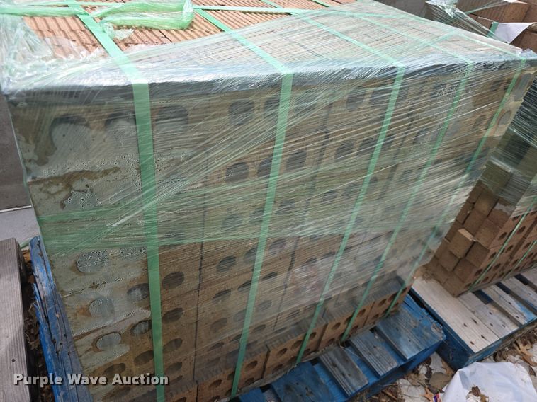 image for item EK6333 Approximately 1,600 bricks