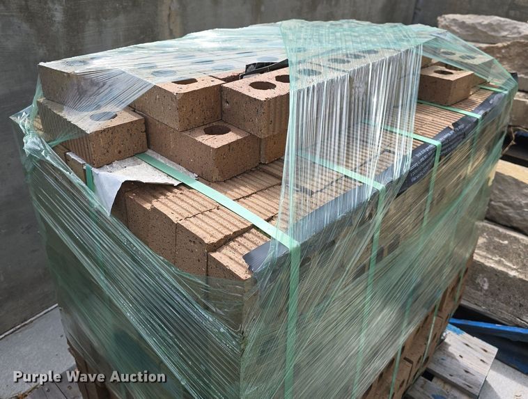 image for item EK6333 Approximately 1,600 bricks