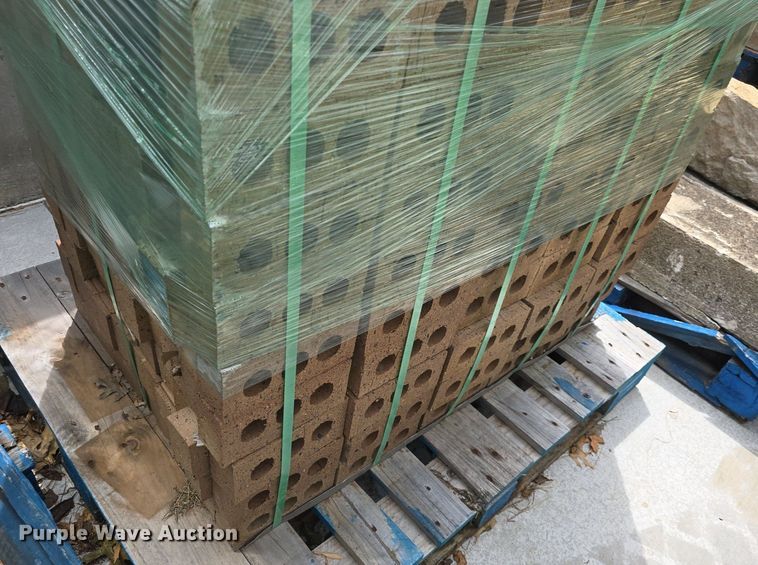 image for item EK6333 Approximately 1,600 bricks