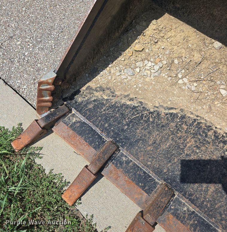 image for item EK6352 2016 Paladin skid steer bucket