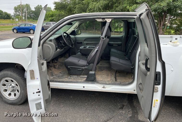 image for item EL8993 2011 Chevrolet Silverado 1500 Ext. Cab pickup truck