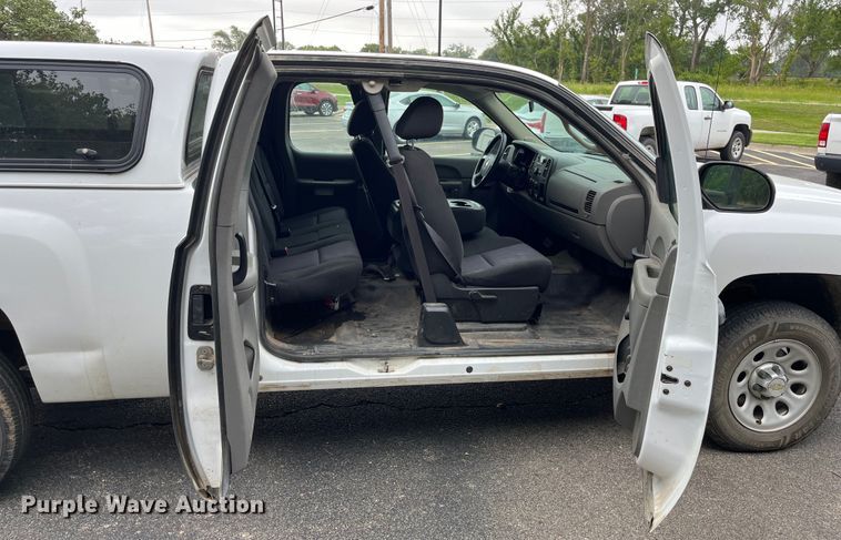 image for item EL8994 2011 Chevrolet Silverado 1500 Ext. Cab pickup truck