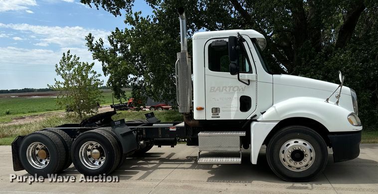 image for item LF9970 2004 Freightliner Columbia 120 semi truck