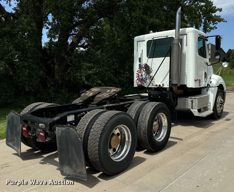 image for item LF9970 2004 Freightliner Columbia 120 semi truck