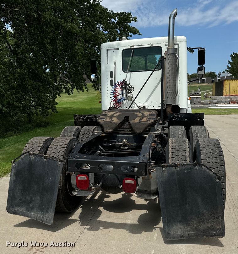 image for item LF9970 2004 Freightliner Columbia 120 semi truck