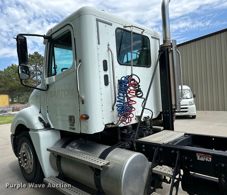 image for item LF9970 2004 Freightliner Columbia 120 semi truck