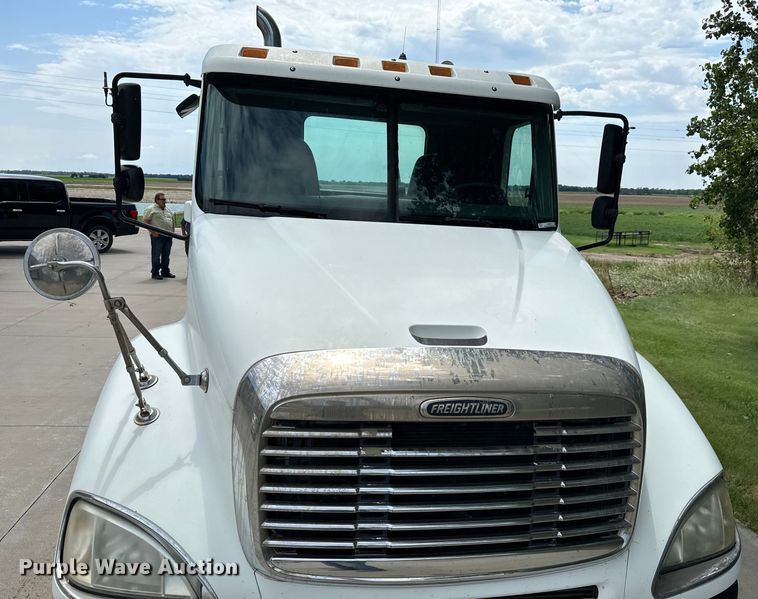 image for item LF9970 2004 Freightliner Columbia 120 semi truck