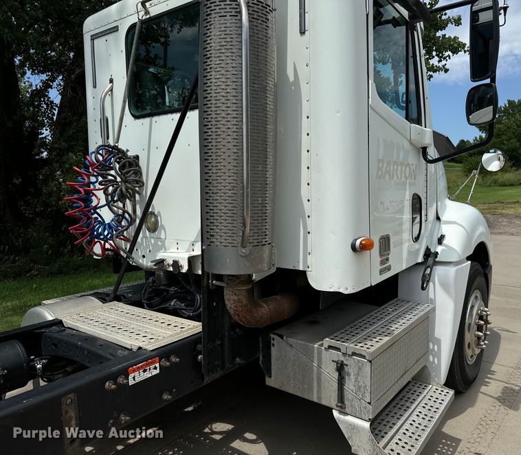 image for item LF9970 2004 Freightliner Columbia 120 semi truck