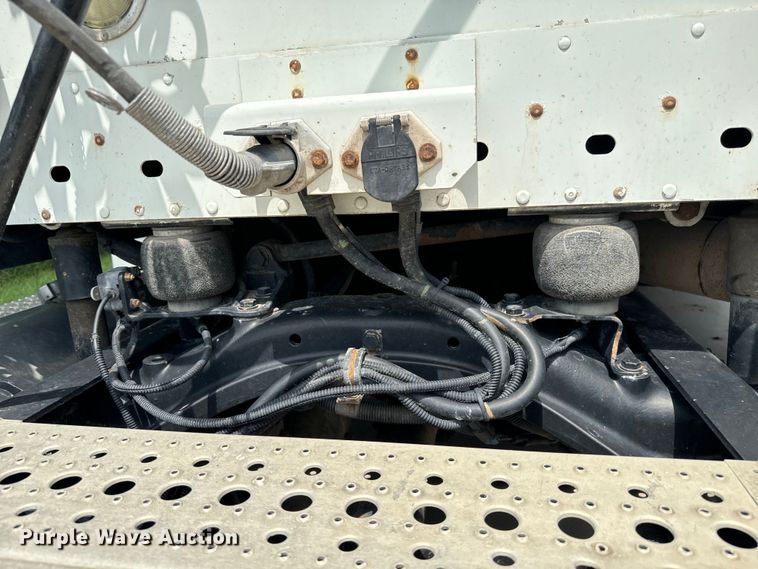 image for item LF9970 2004 Freightliner Columbia 120 semi truck