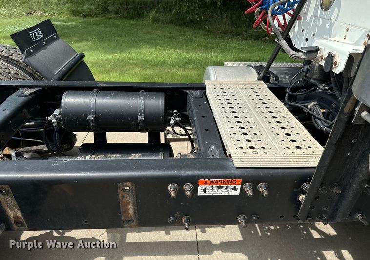 image for item LF9970 2004 Freightliner Columbia 120 semi truck