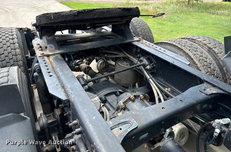 image for item LF9970 2004 Freightliner Columbia 120 semi truck