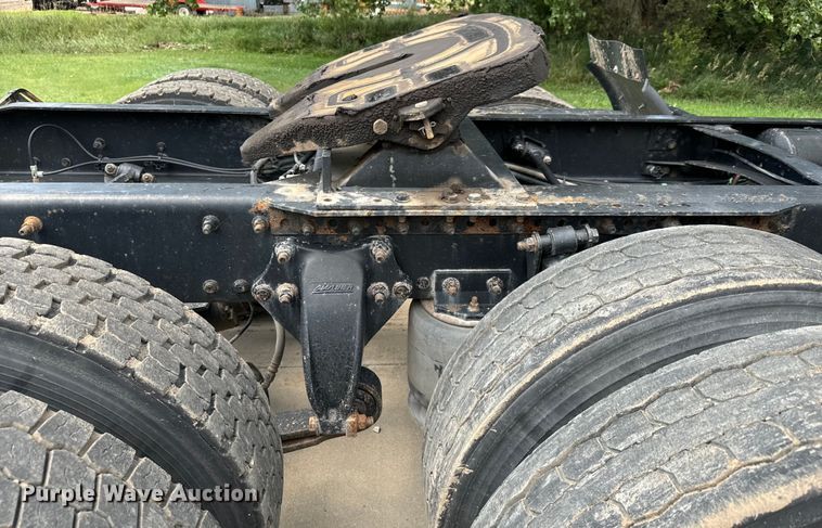 image for item LF9970 2004 Freightliner Columbia 120 semi truck