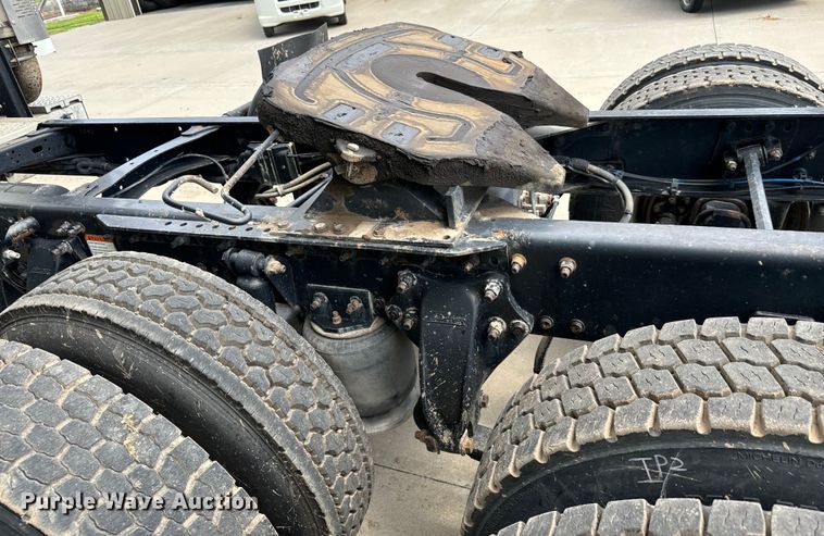 image for item LF9970 2004 Freightliner Columbia 120 semi truck