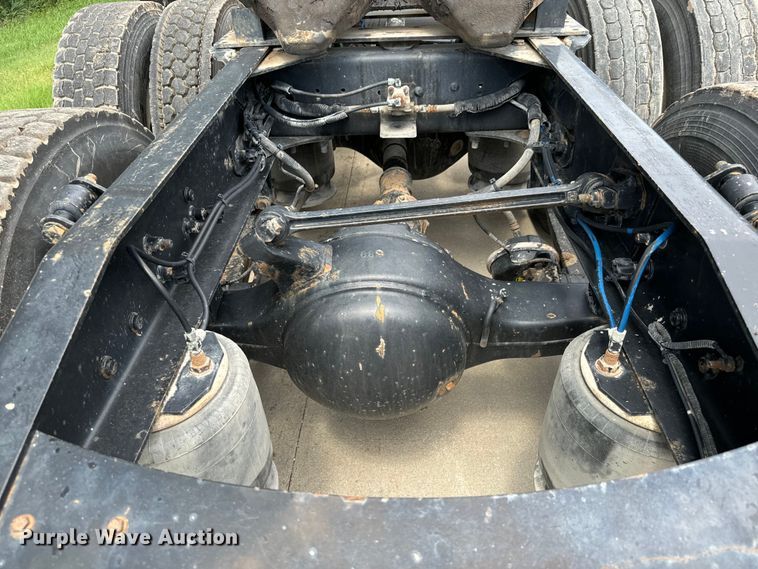 image for item LF9970 2004 Freightliner Columbia 120 semi truck