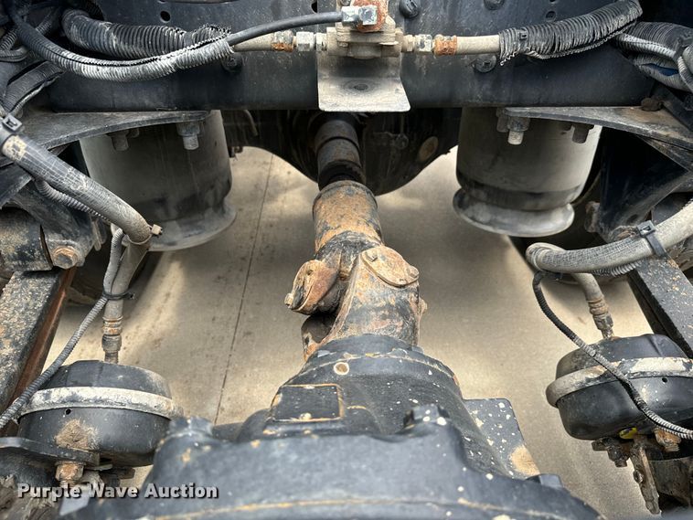 image for item LF9970 2004 Freightliner Columbia 120 semi truck