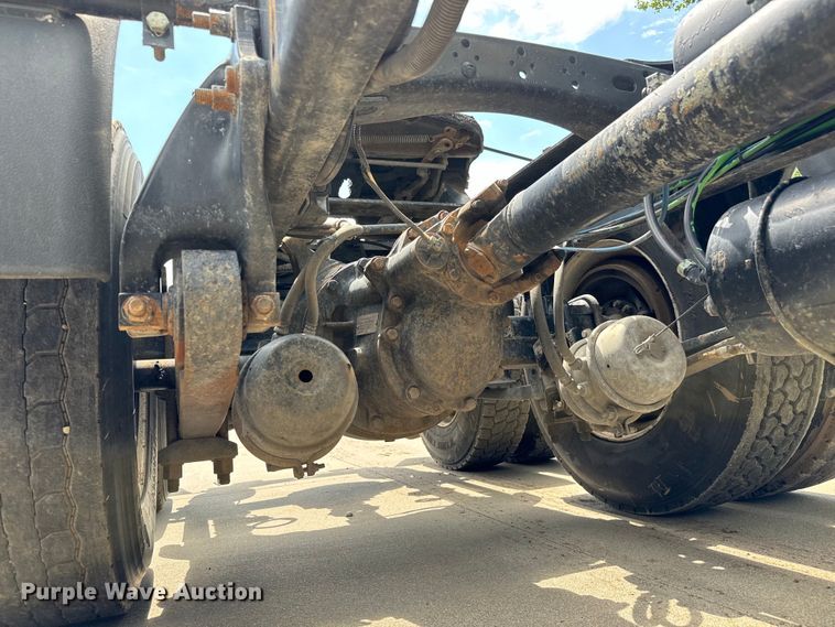 image for item LF9970 2004 Freightliner Columbia 120 semi truck