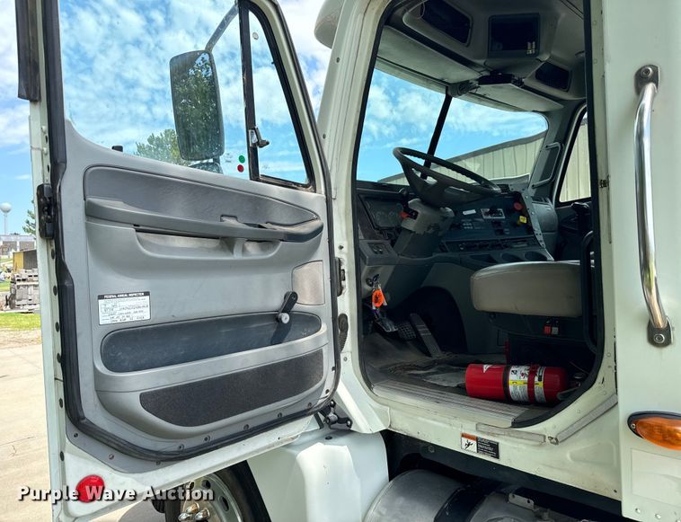 image for item LF9970 2004 Freightliner Columbia 120 semi truck