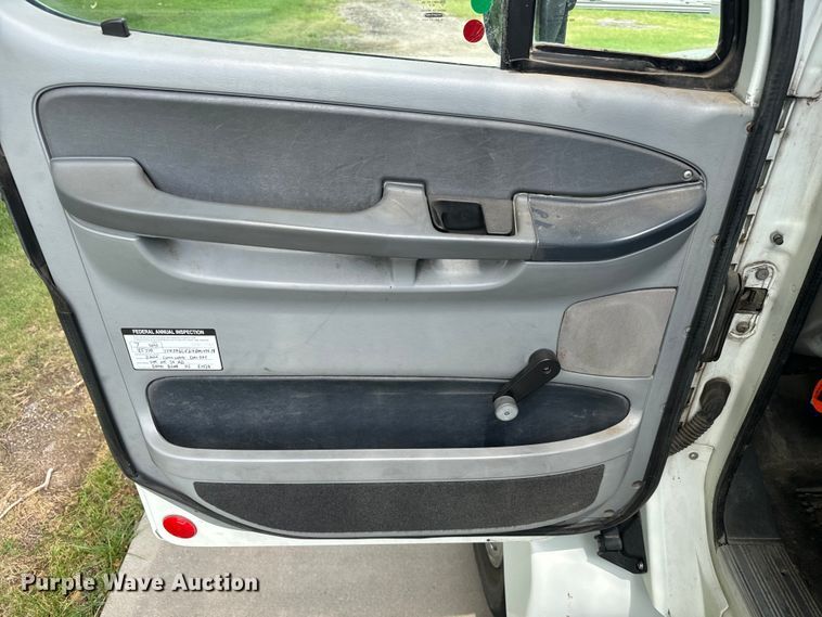 image for item LF9970 2004 Freightliner Columbia 120 semi truck