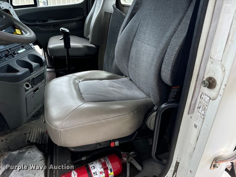 image for item LF9970 2004 Freightliner Columbia 120 semi truck