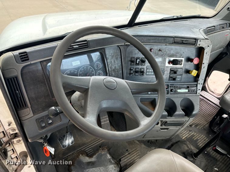 image for item LF9970 2004 Freightliner Columbia 120 semi truck