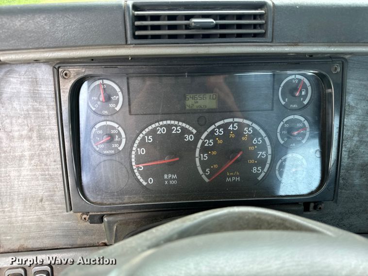 image for item LF9970 2004 Freightliner Columbia 120 semi truck