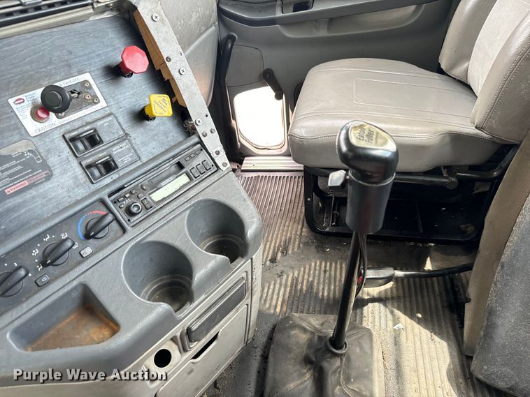 image for item LF9970 2004 Freightliner Columbia 120 semi truck