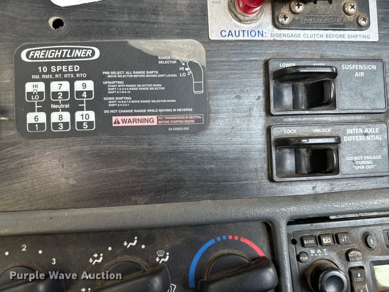 image for item LF9970 2004 Freightliner Columbia 120 semi truck