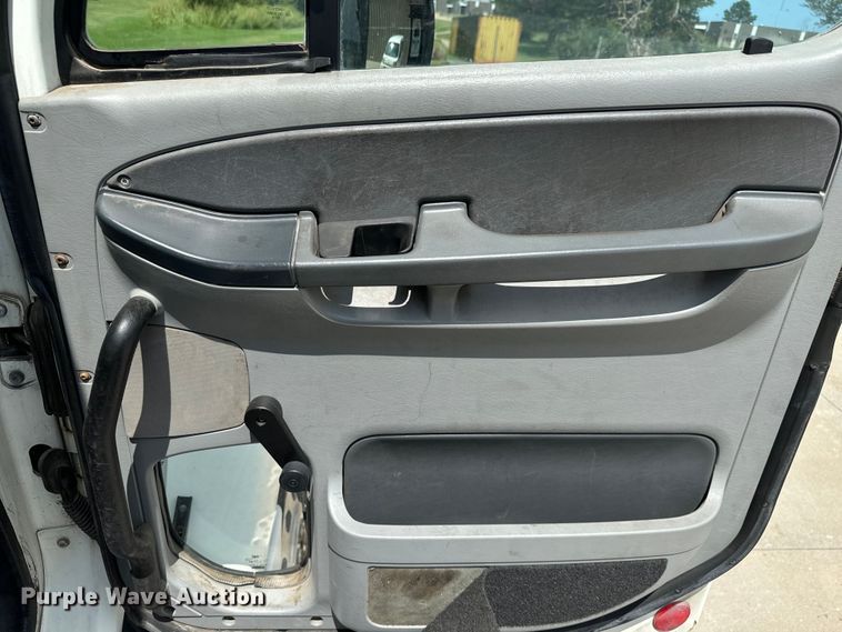 image for item LF9970 2004 Freightliner Columbia 120 semi truck