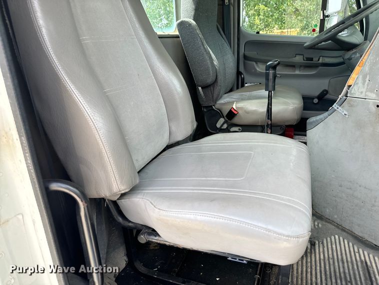 image for item LF9970 2004 Freightliner Columbia 120 semi truck