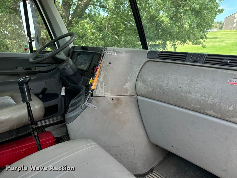 image for item LF9970 2004 Freightliner Columbia 120 semi truck