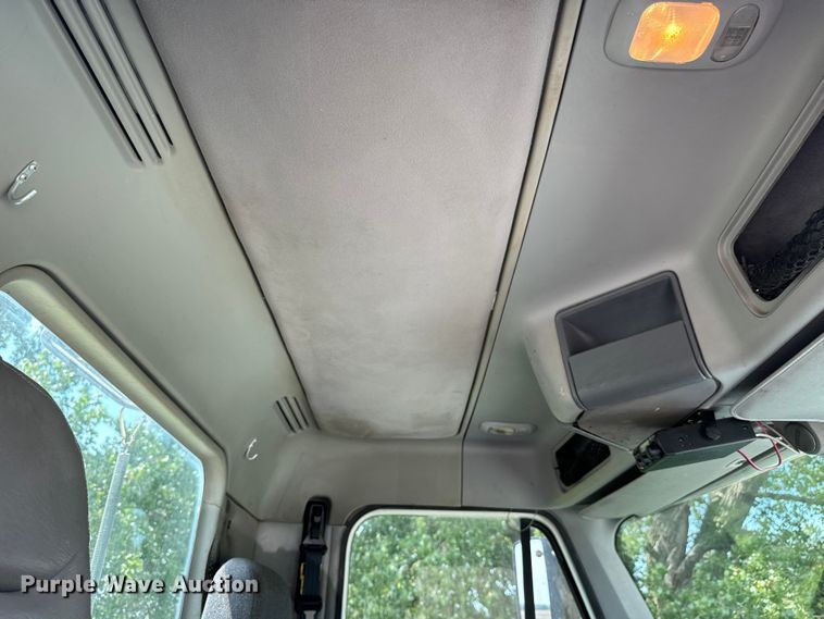 image for item LF9970 2004 Freightliner Columbia 120 semi truck