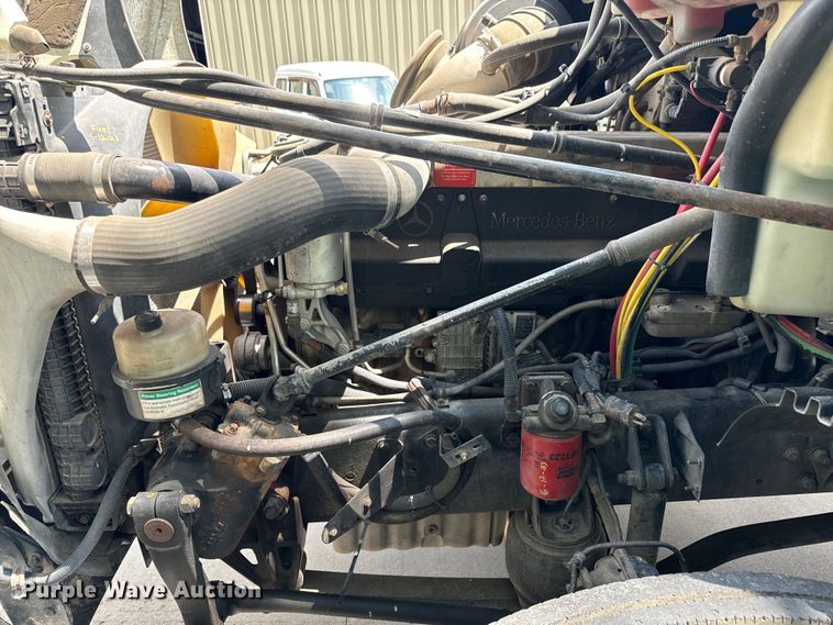 image for item LF9970 2004 Freightliner Columbia 120 semi truck