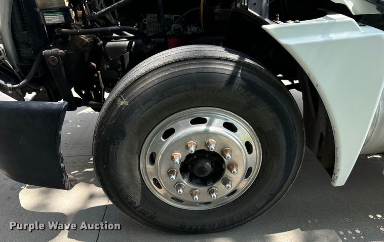 image for item LF9970 2004 Freightliner Columbia 120 semi truck