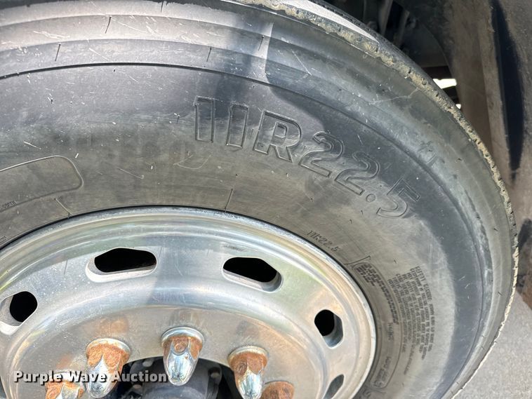 image for item LF9970 2004 Freightliner Columbia 120 semi truck