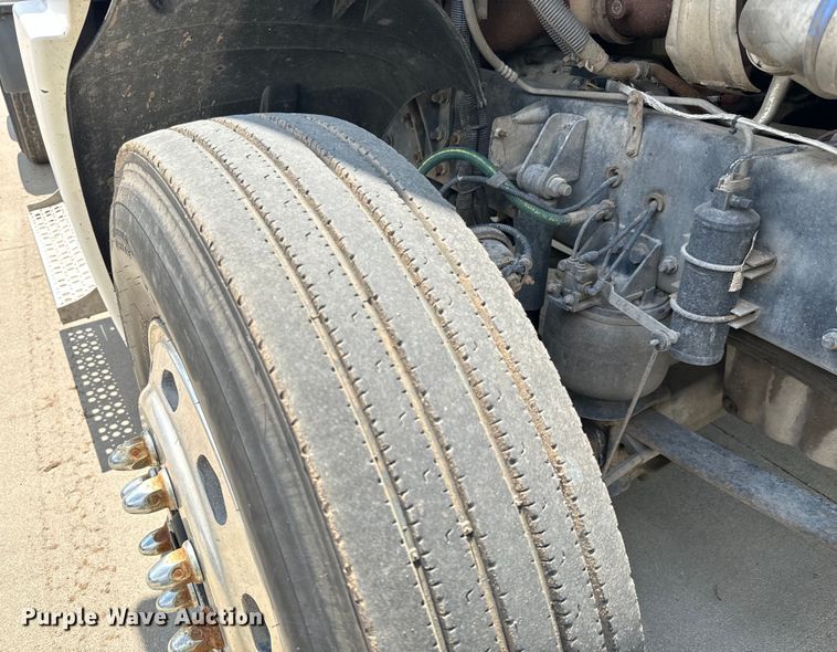 image for item LF9970 2004 Freightliner Columbia 120 semi truck