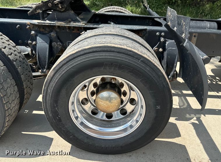 image for item LF9970 2004 Freightliner Columbia 120 semi truck