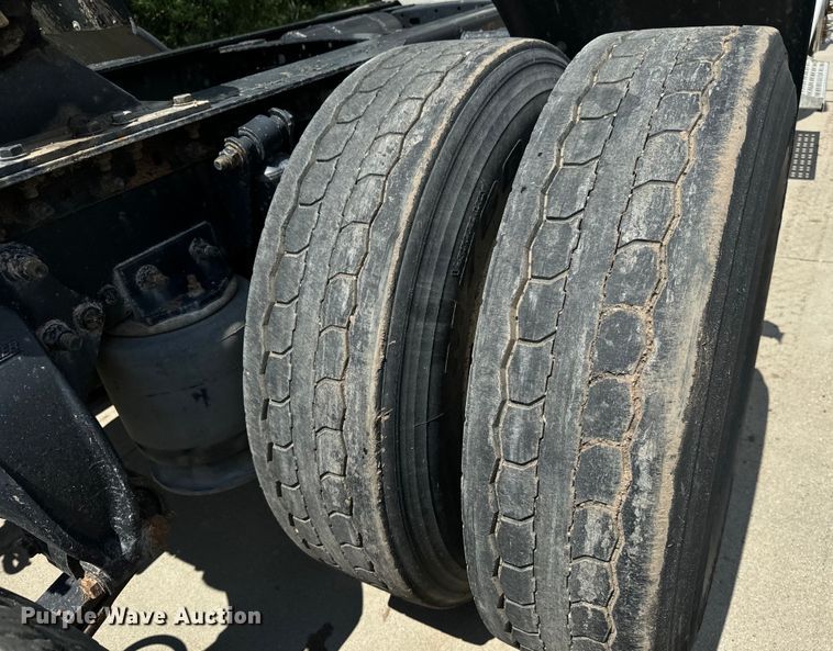 image for item LF9970 2004 Freightliner Columbia 120 semi truck