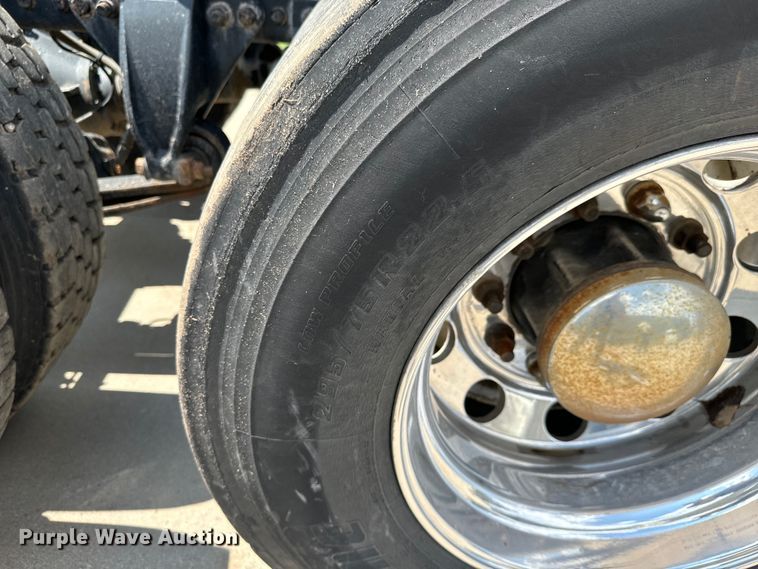 image for item LF9970 2004 Freightliner Columbia 120 semi truck