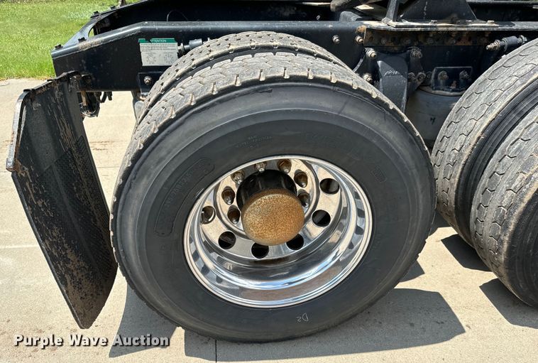 image for item LF9970 2004 Freightliner Columbia 120 semi truck