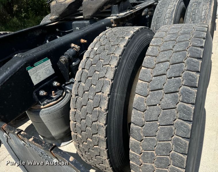 image for item LF9970 2004 Freightliner Columbia 120 semi truck